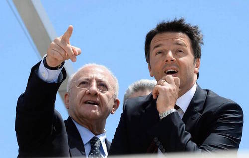 Vincenzo De Luca, candidato del PD per le regionali in Campania, accanto al premier italiano Matteo Renzi.jpeg